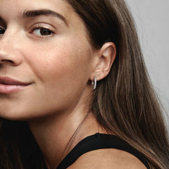 Pandora Logo Creolen: Schimmernde Eleganz mit Funkelndem Akzent