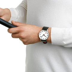 Mondaine Classic Herrenuhr aus Schwarzes Leder, 40 MM - A660.30360.16OMV