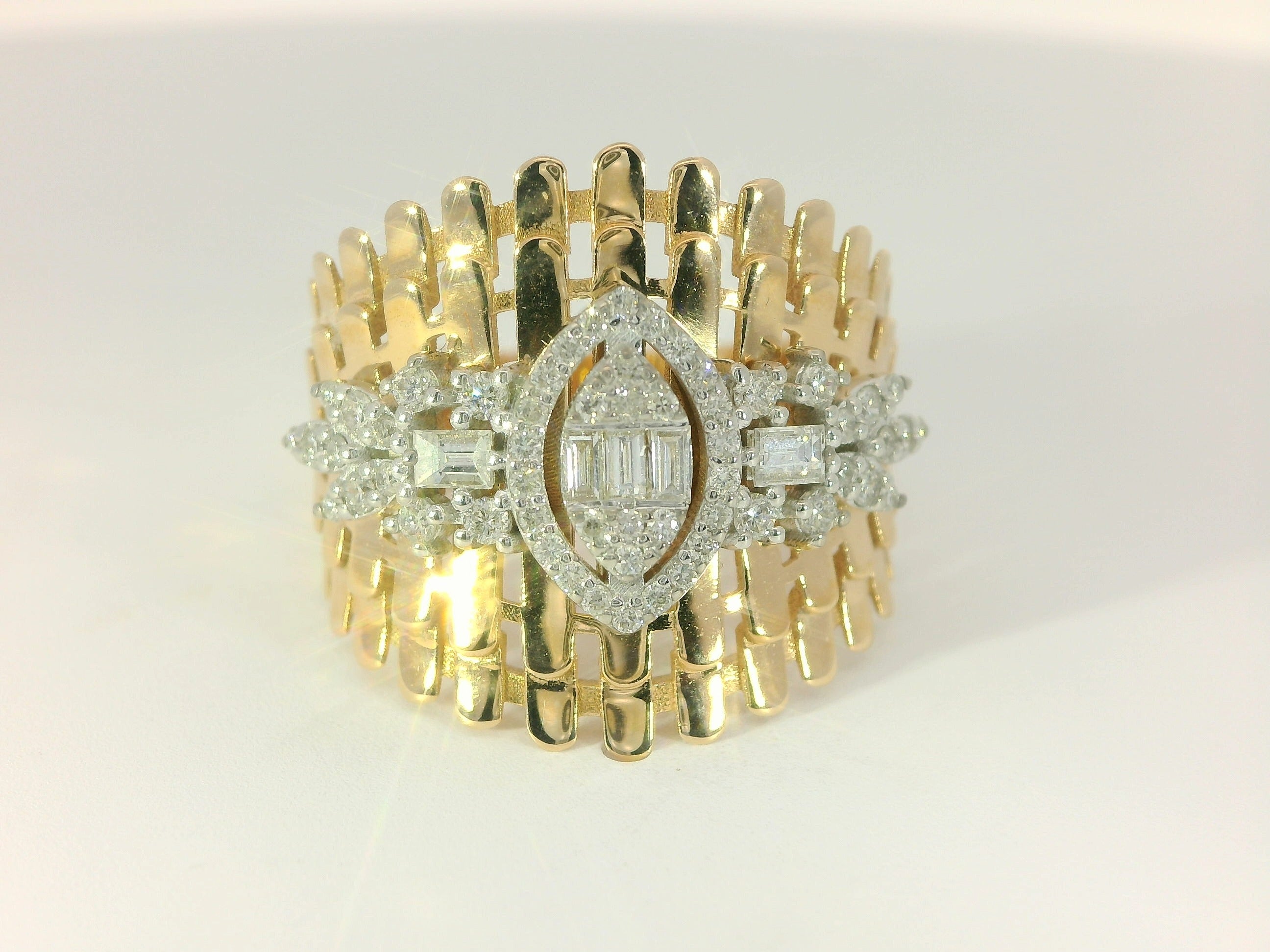 Eleganter 18 Karat Gelbgoldring mit Brillanten – Luxuriöser Damenring mit feinem Diamantbesatz - BYZ0004963