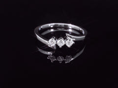 Bague élégante pour femme en or blanc 18 carats – sertie de trois diamants scintillants – YZ0003299