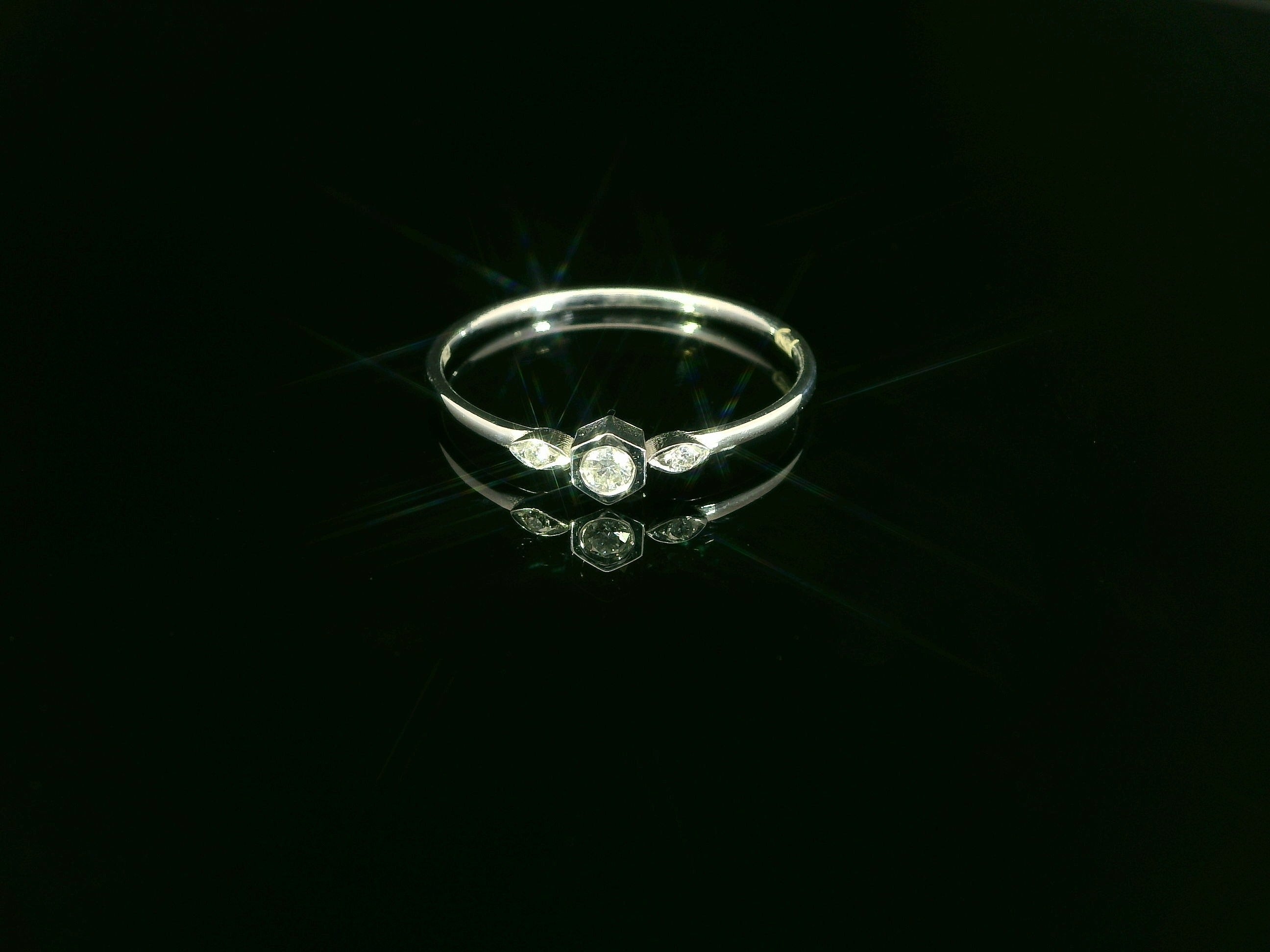 Eleganter Weissgoldring mit Diamant 0.04ct & Steinbesatz – 18 Karat Gold - YZ0003325