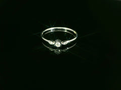 Eleganter Weissgoldring mit Diamant 0.04ct & Steinbesatz – 18 Karat Gold - YZ0003325