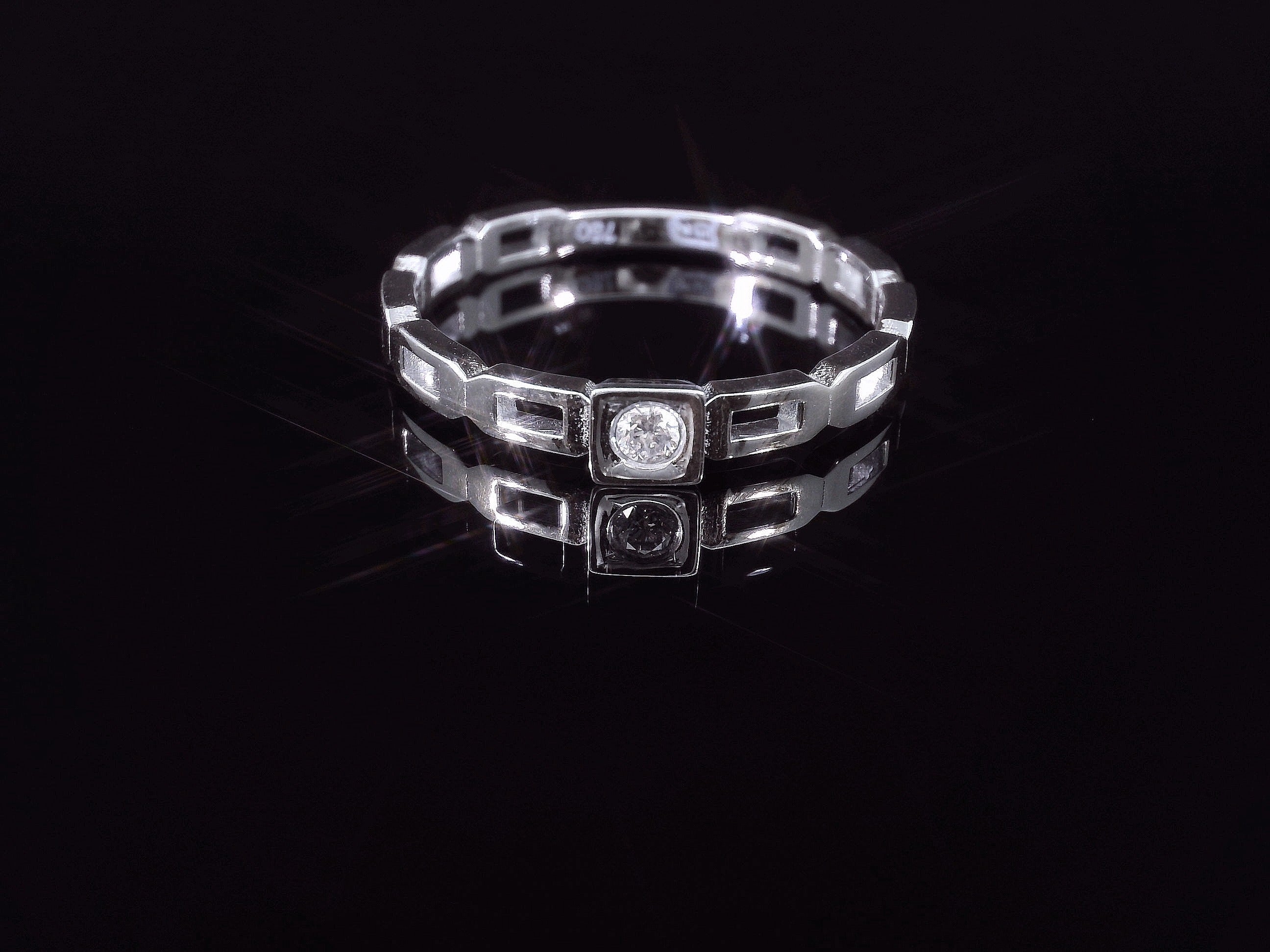 Feiner Damenring aus 18 Karat Weissgold – mit funkelndem Einzel-Diamanten - YZ0003292