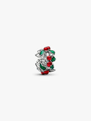 Der Pandora Moments Weihnachtliche Stechpalme Charm mit edler Platinbeschichtung und farbenfroher Emaille