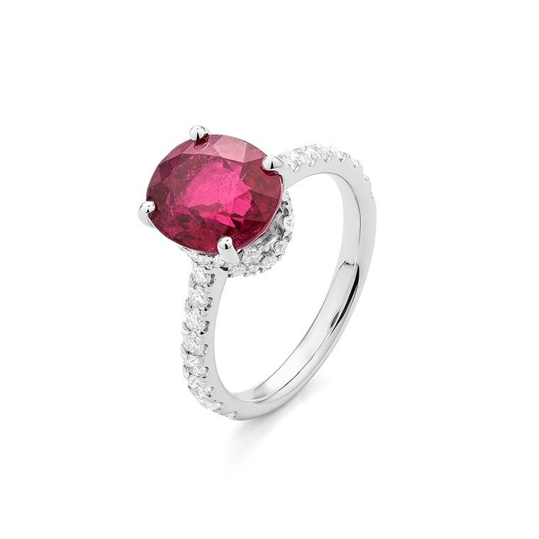 Facet Colors Rubin Ring mit 40 Diamanten in 750/18 Karat Weissgold