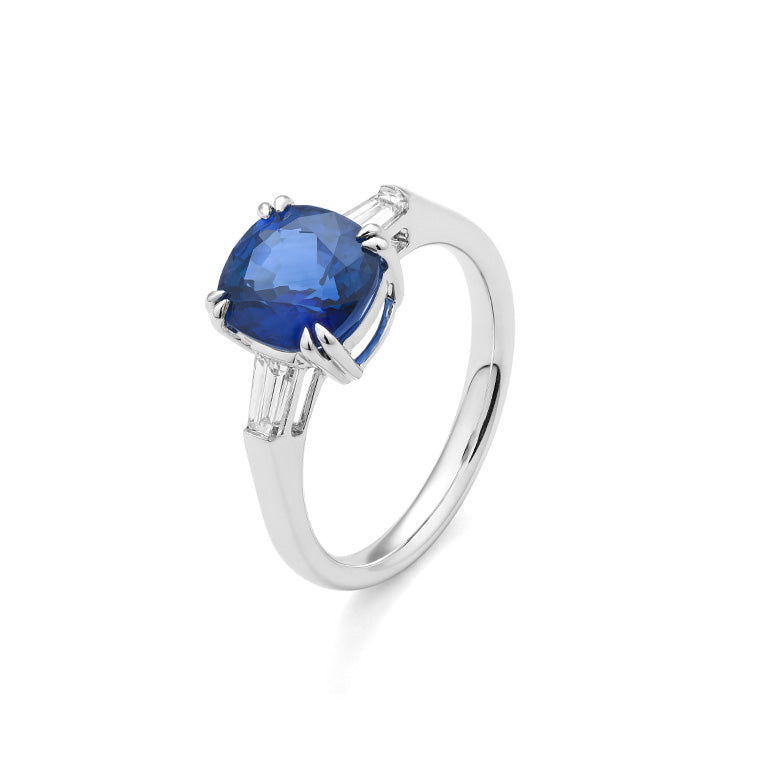 Facet Colors Saphir Ring mit 2 Diamanten in 750/18 Karat Weissgold