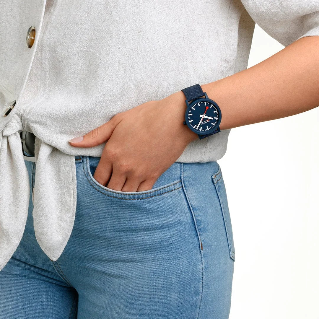 Mondaine Essence Herrenuhr aus Ozeanblau Textil, 41 MM - MS1.41140.LD