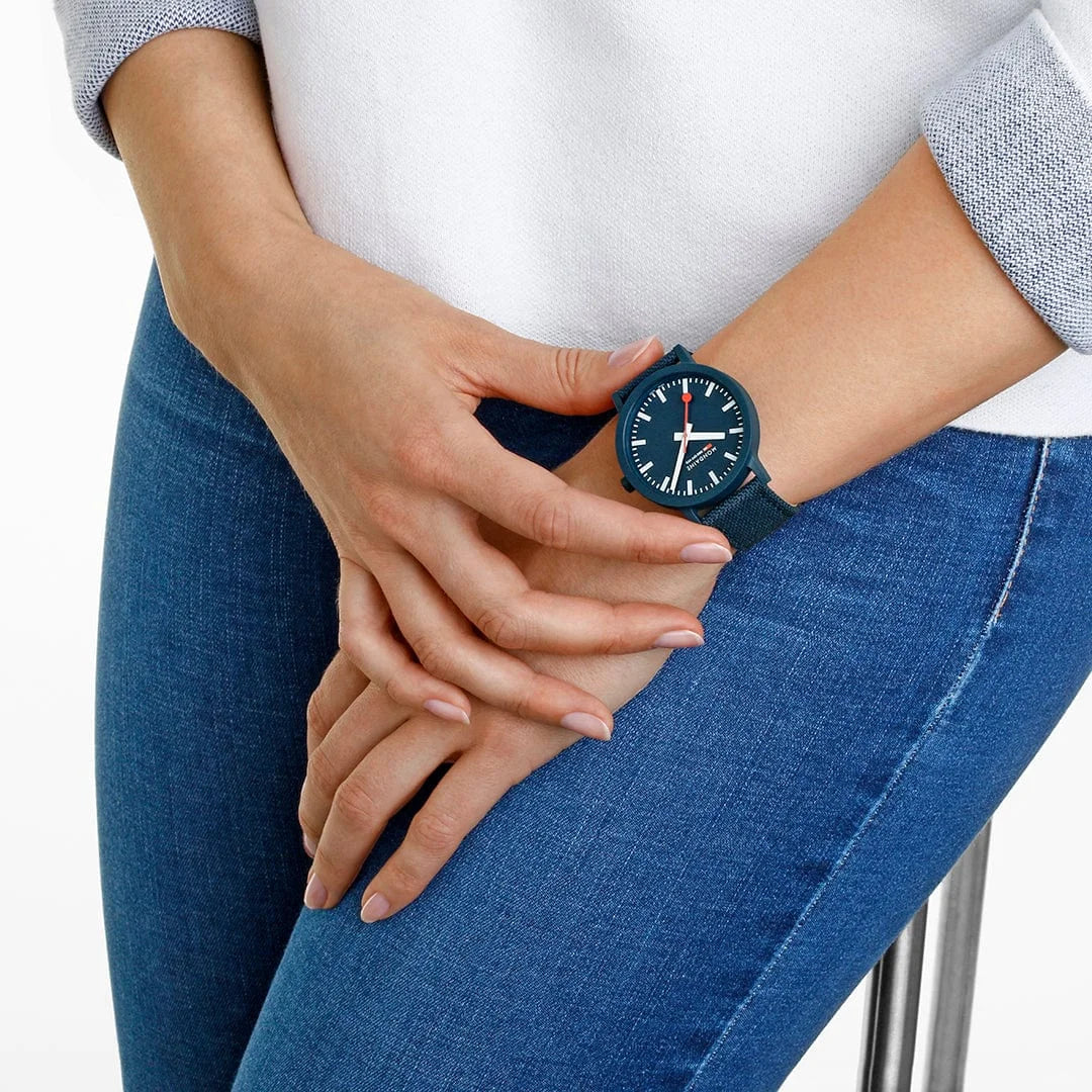 Mondaine Essence Herrenuhr aus Ozeanblau Textil, 41 MM - MS1.41140.LD