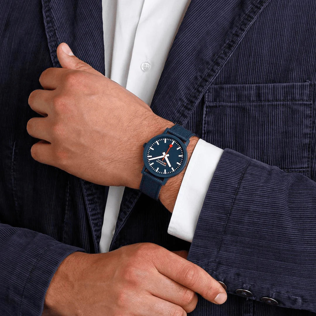 Mondaine Essence Herrenuhr aus Ozeanblau Textil, 41 MM - MS1.41140.LD