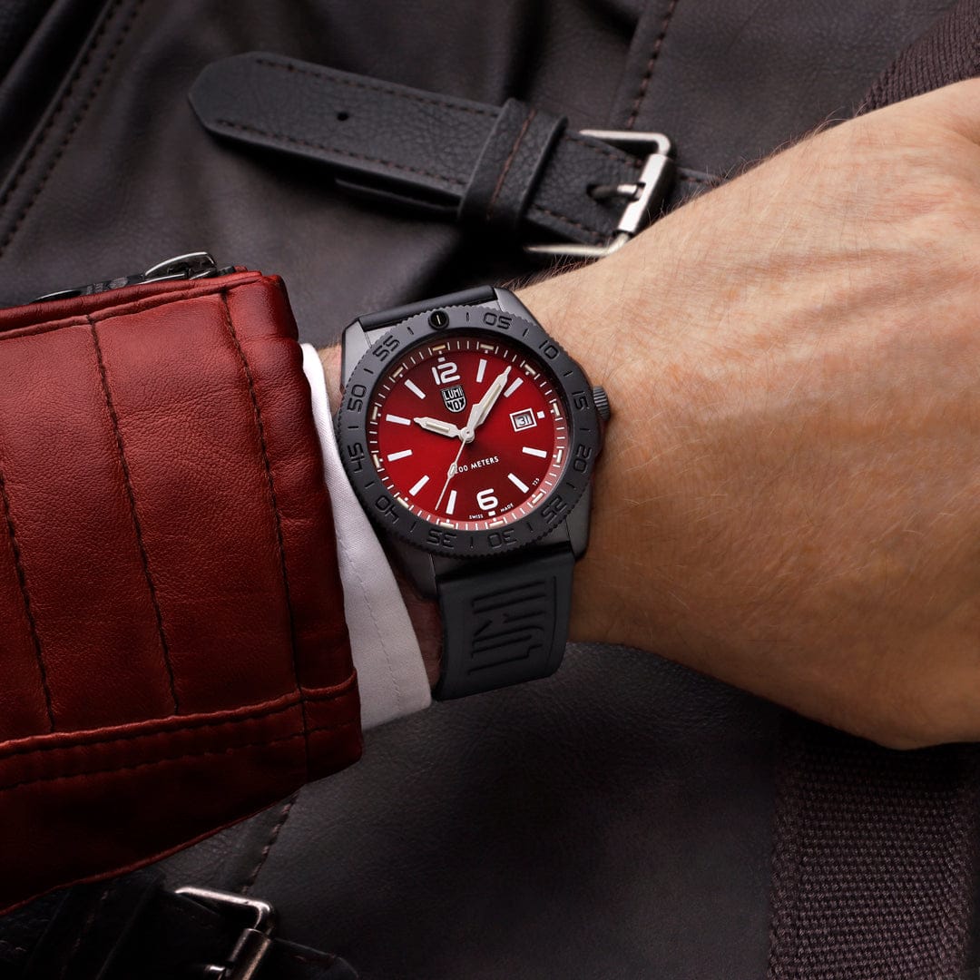 Luminox Pacific Diver 44mm Taucheruhr Schwarz Rot