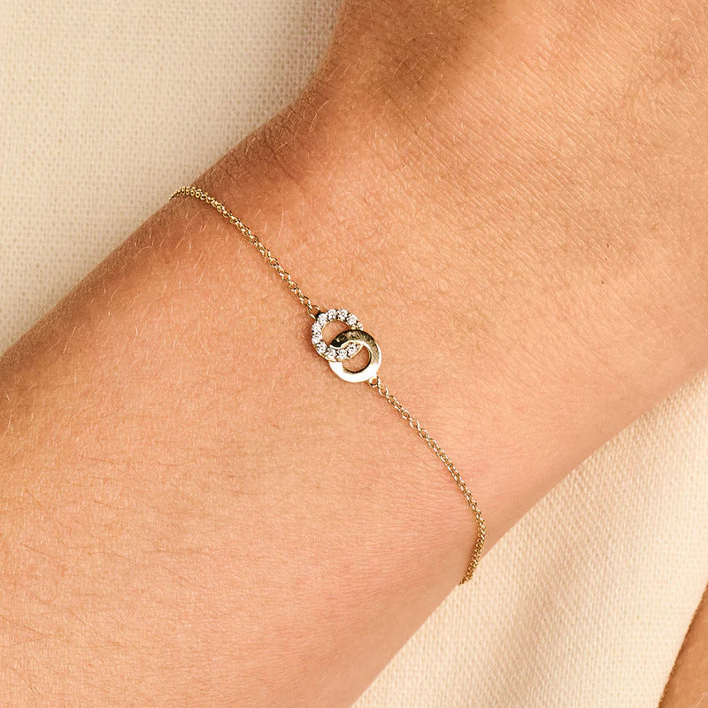 Blush Armband aus 14 Karat Gold mit verschlungenen Ringen und Pavé-Zirkonia - 2223YZI