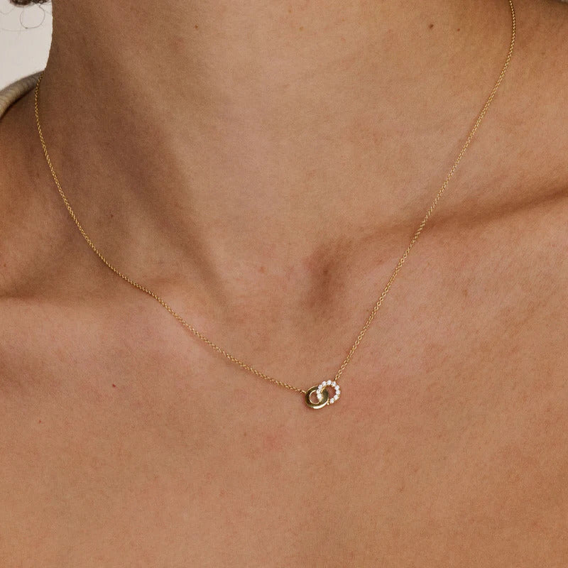 Blush Halskette aus 14 Karat Gold mit verschlungenen Ringen und Pavé-Zirkonia - 3126YZI