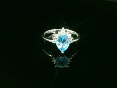 Bague exquise en or blanc avec topaze bleue et diamants – 18 carats de luxe, taille 54 – YZ0003235 