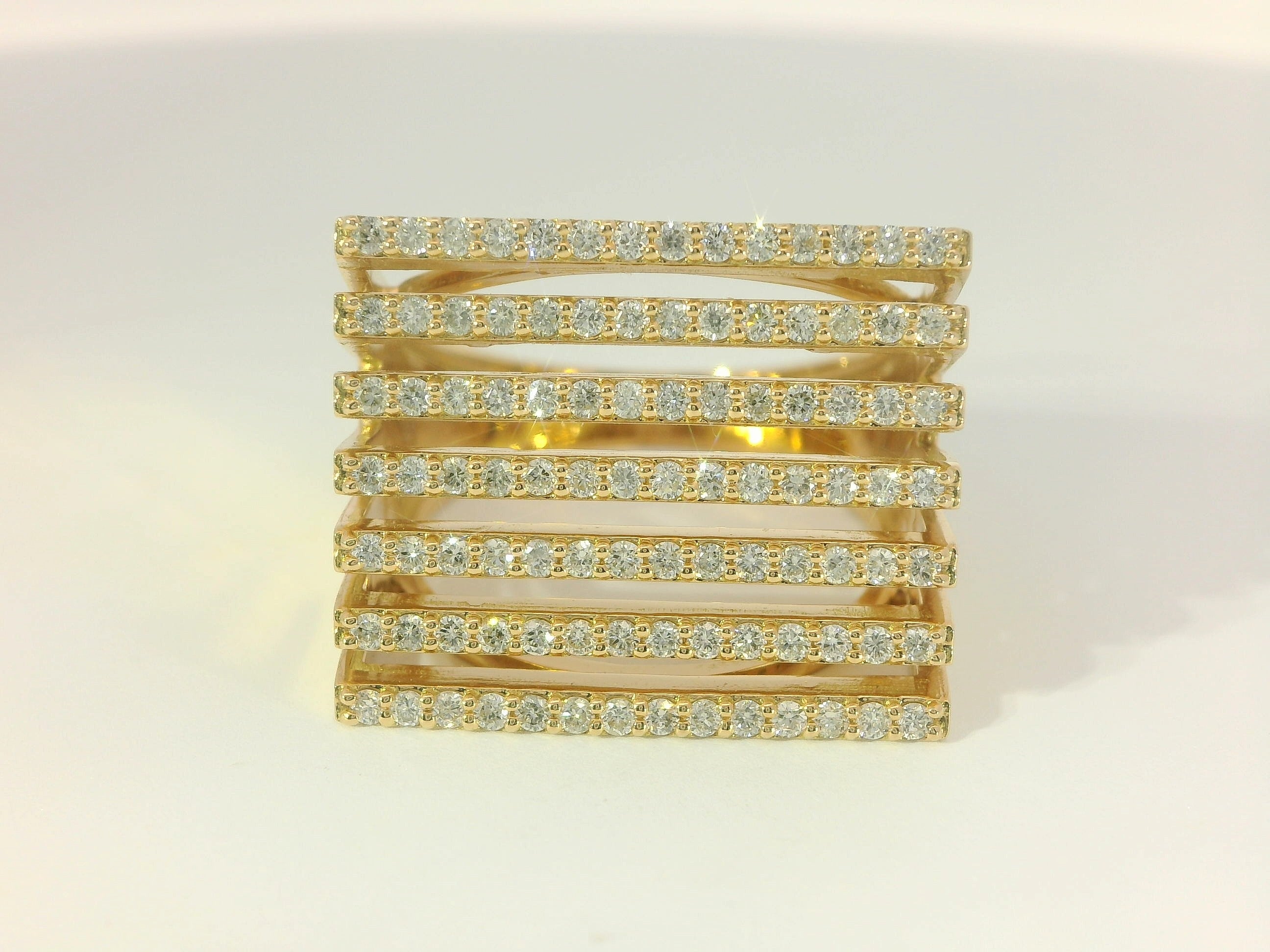 Luxuriöser Damenring aus 18 Karat Gelbgold – mit 9 Brillanten in feinem Weiss - YZ0003282