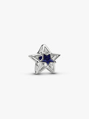 Der Pandora Moments Stern Charm mit edler Platinbeschichtung und funkelnder blauer Emaille