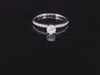 Dezente Eleganz – Weissgoldring mit zentralem Diamant und feiner Umrahmung - YZ0004854