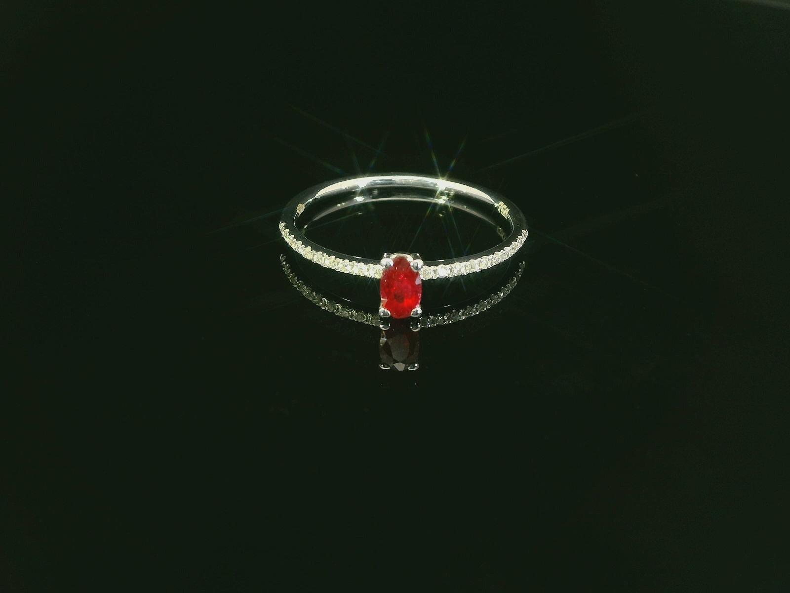 Bague élégante en or blanc avec rubis et diamants – beauté expressive en 18 carats – YZ0003272 