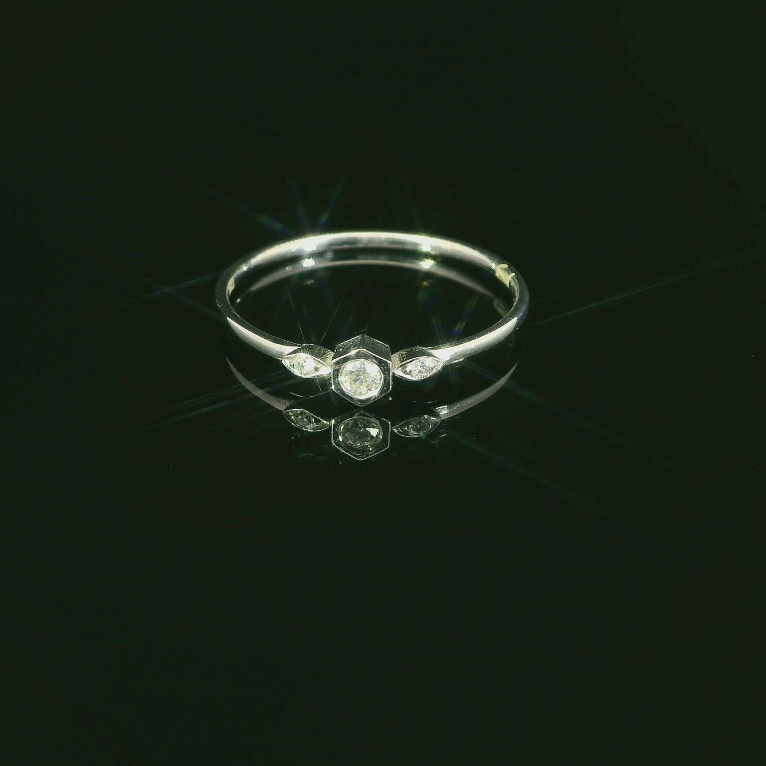 Eleganter Weissgoldring mit Diamant 0.04ct & Steinbesatz – 18 Karat Gold - YZ0003325