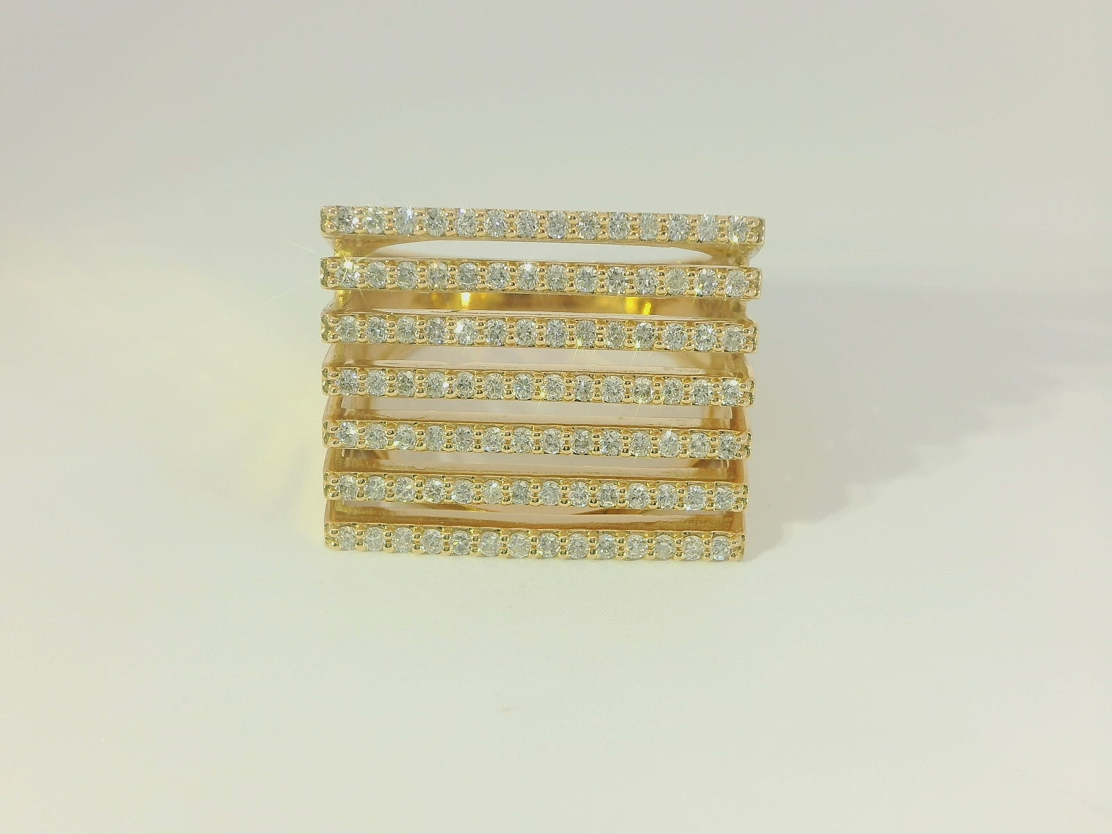 Luxuriöser Damenring aus 18 Karat Gelbgold – mit 9 Brillanten in feinem Weiss - YZ0003282