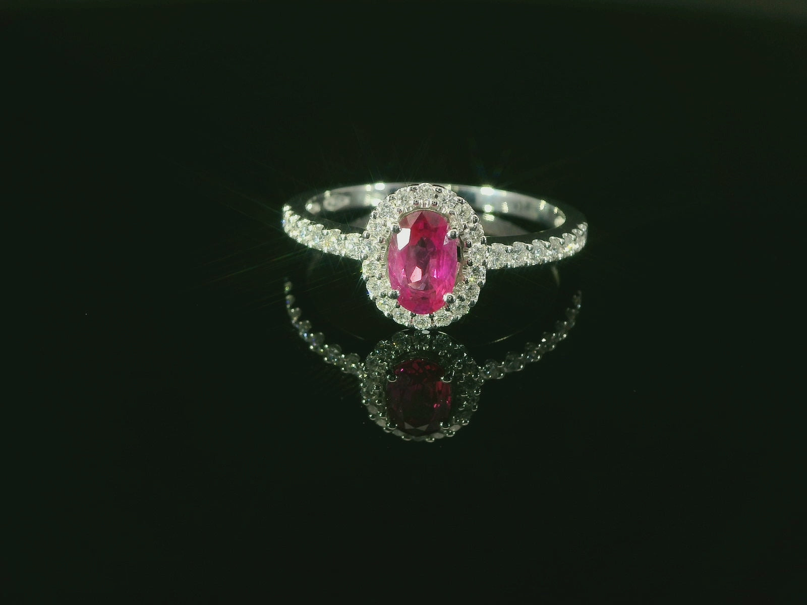 Exklusiver Weissgoldring 18K mit Rubin & 33 Diamanten – Ringgroesse 55, sofort lieferbar - EKC3/56/10.20