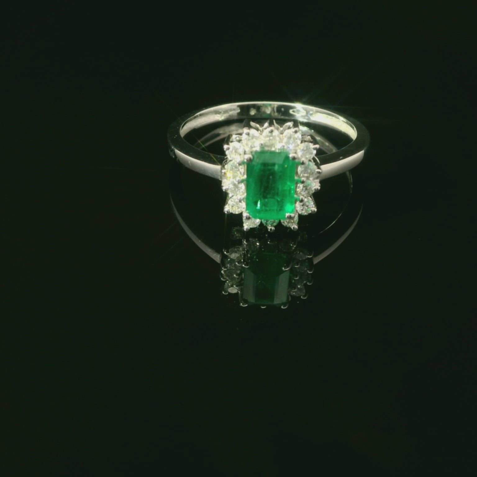 Bague noble en or blanc avec émeraude et diamants – chef-d'œuvre en or 18 carats, taille 53 - Or émeraude 18 carats 
