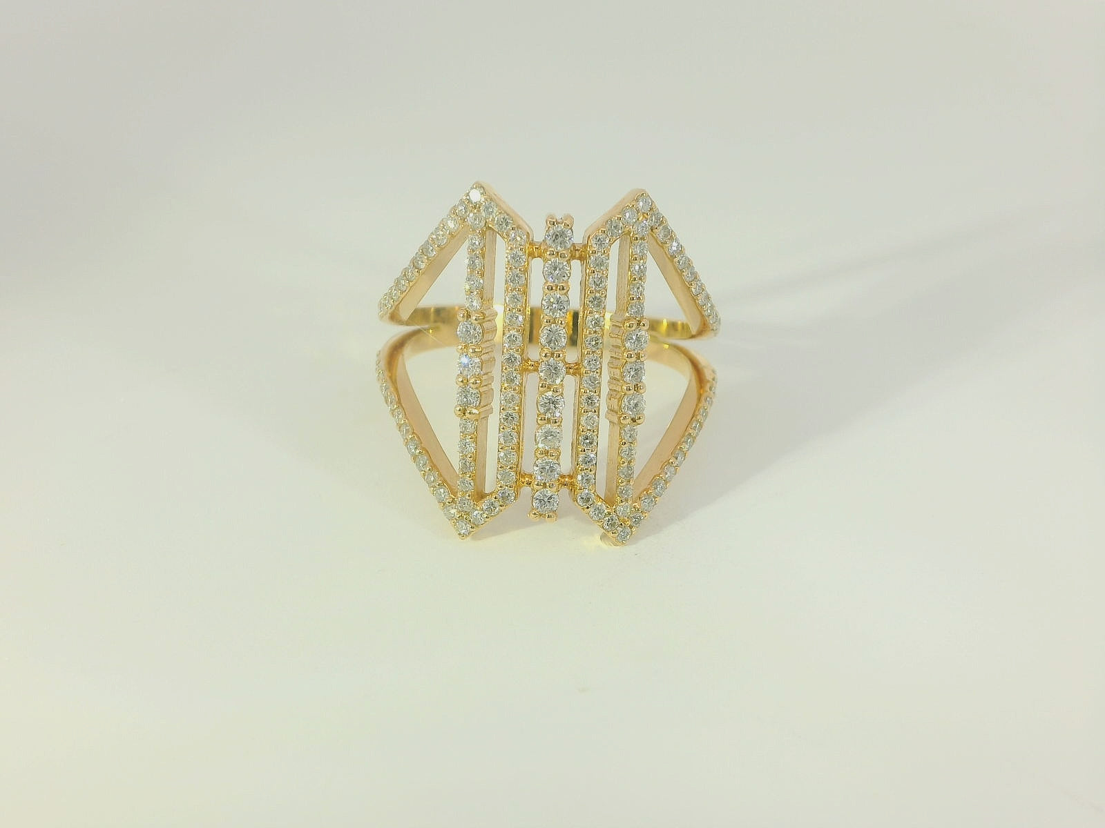 Exquisiter Damenring aus 18 Karat Gelbgold – mit 121 Diamanten veredelt - YZ0003252