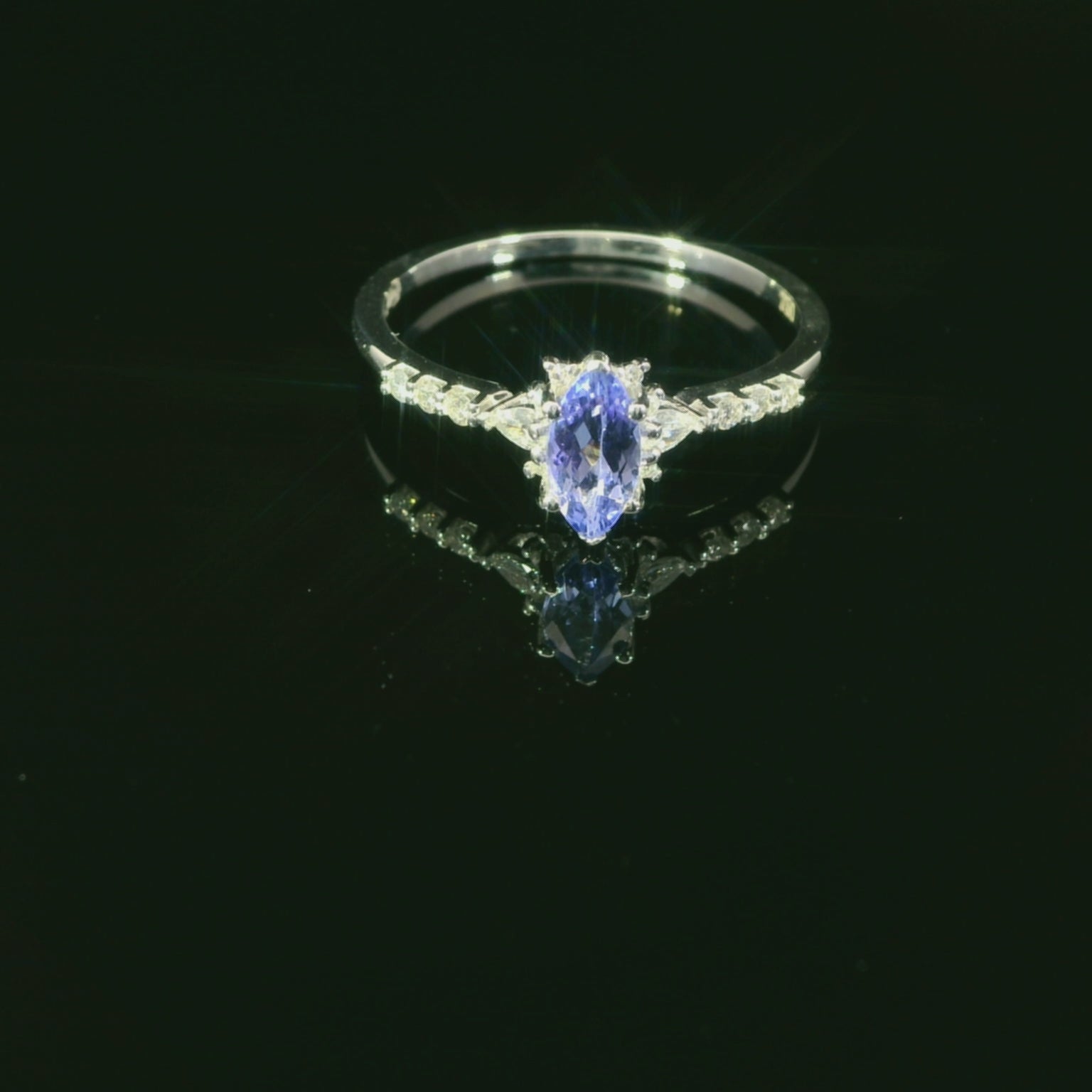 Bague élégante en or blanc avec tanzanite et diamants – Luxe 18 carats, taille 55 - YZ0003255