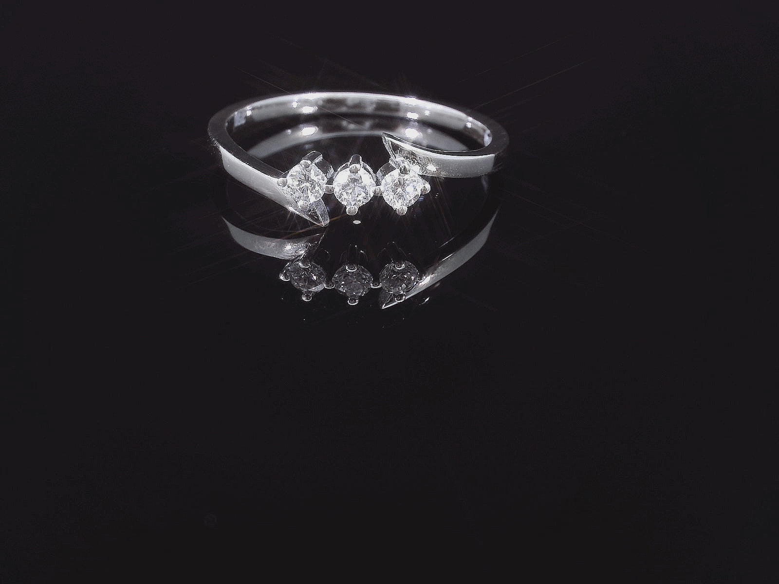Bague élégante pour femme en or blanc 18 carats – sertie de trois diamants scintillants – YZ0003299 