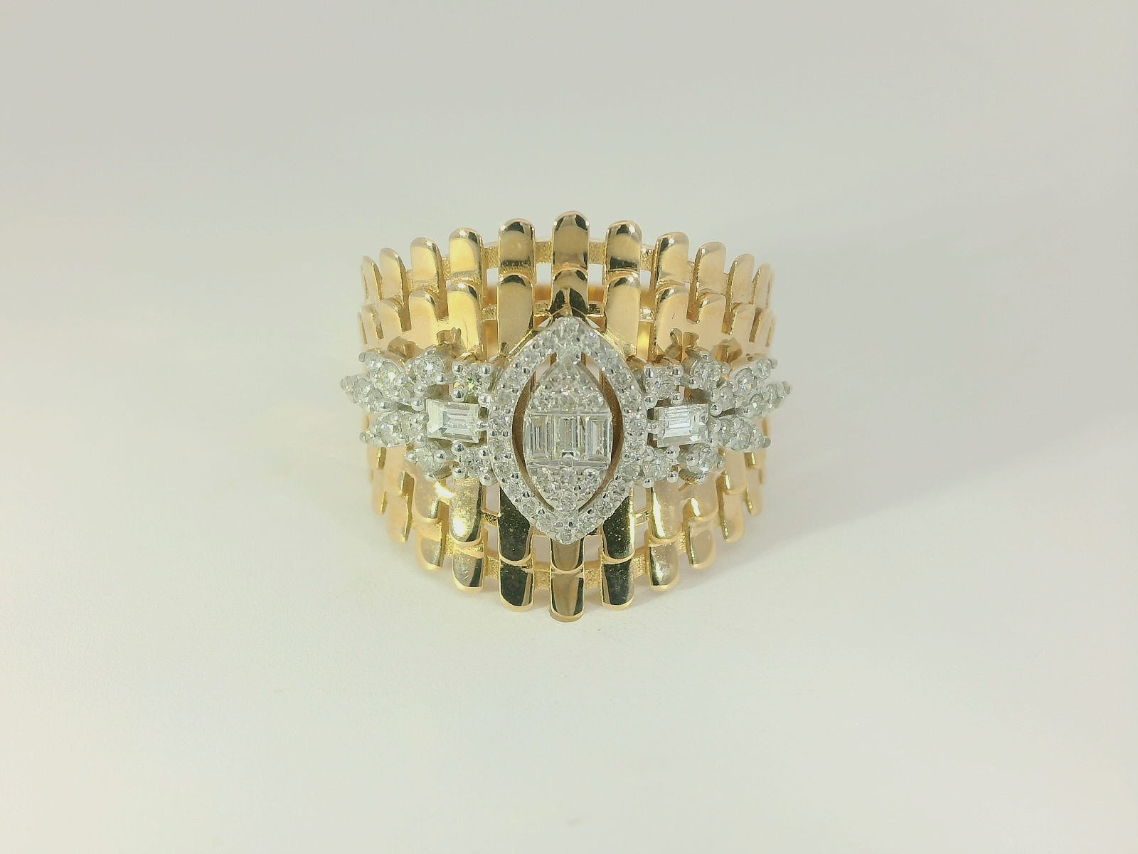 Eleganter 18 Karat Gelbgoldring mit Brillanten – Luxuriöser Damenring mit feinem Diamantbesatz - BYZ0004963