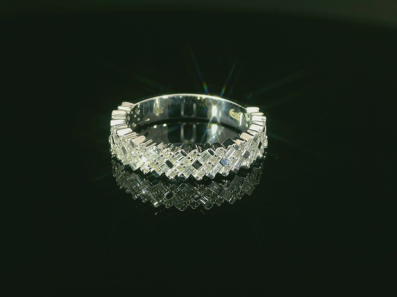 Eleganter Damenring aus 18 Karat Weissgold – mit Brillanten und feinen Diamanten besetzt - BYZ0005010
