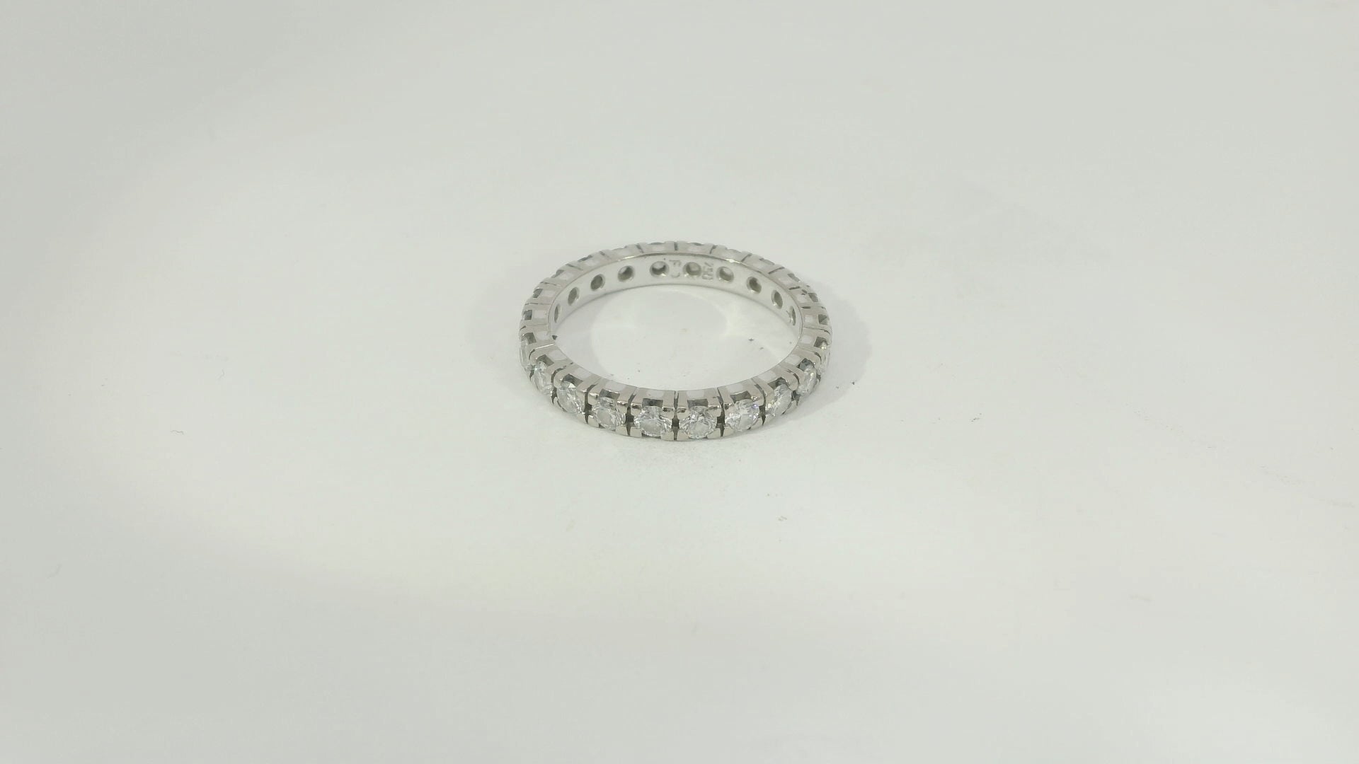 18K Weissgold Ring mit 22 Diamanten