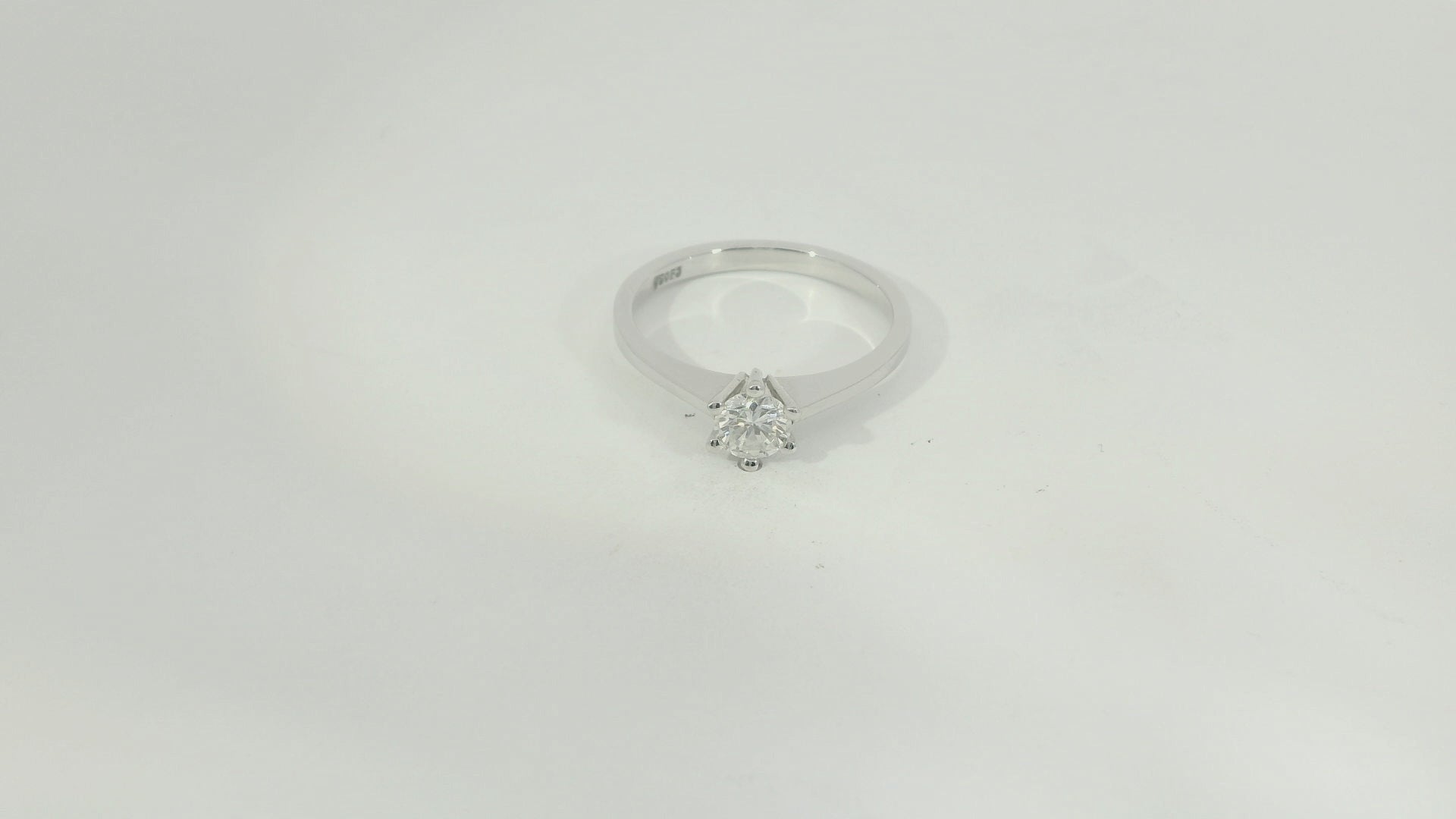 18K Weissgold - 750 Ring 2.9gr mit 0.37ct Diamant