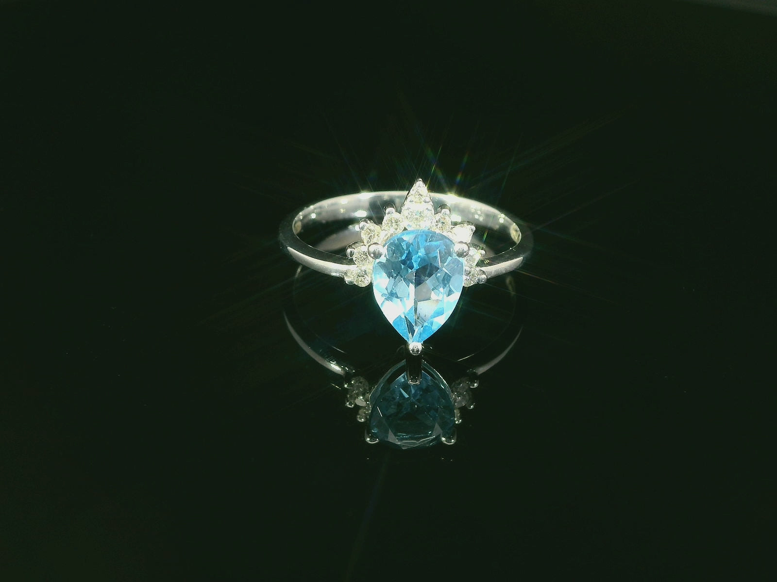 Bague exquise en or blanc avec topaze bleue et diamants – 18 carats de luxe, taille 54 – YZ0003235 