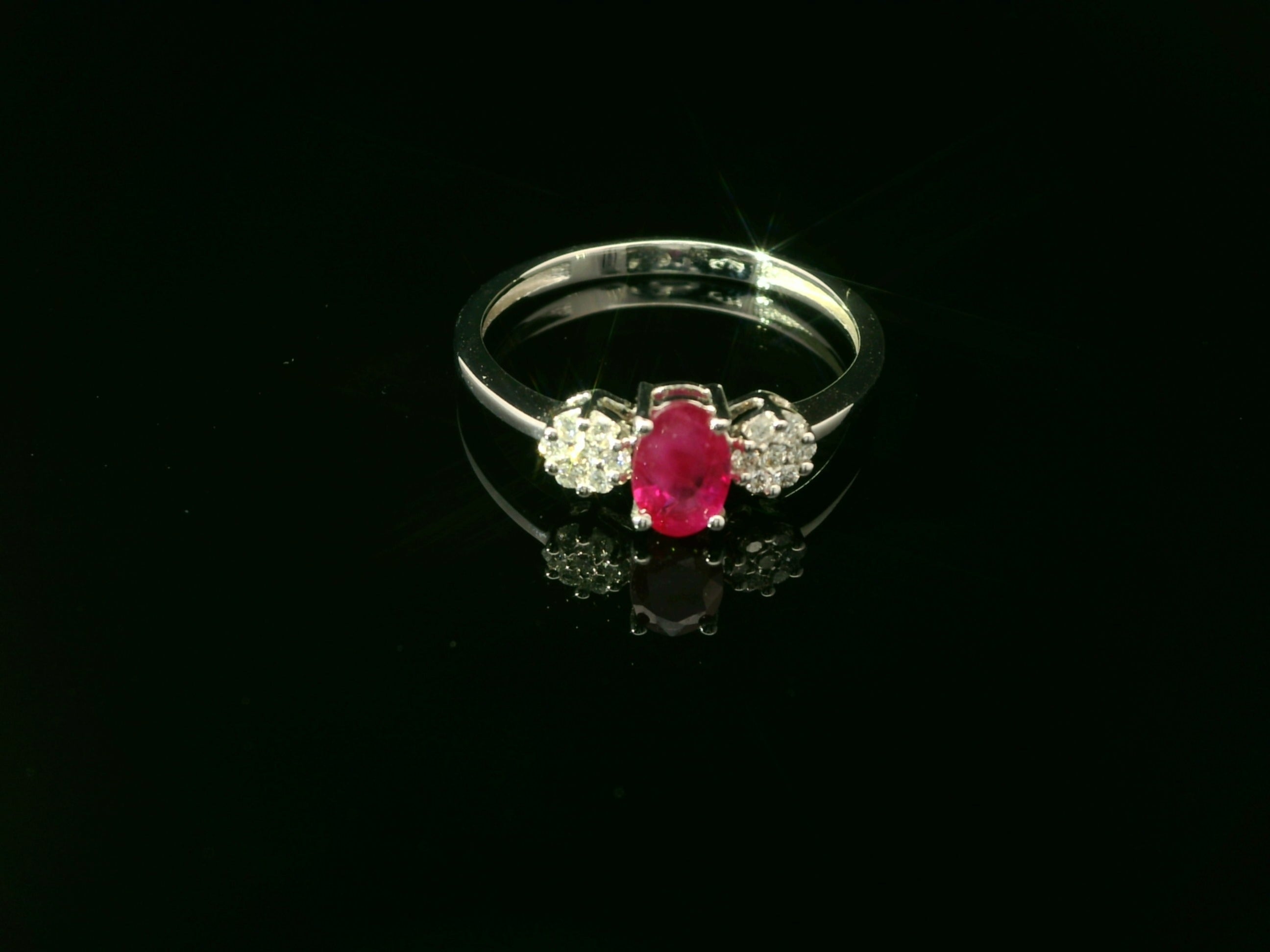 Zeitlose Eleganz in Weissgold – Ring mit Diamanten und Saphiren - EKC 3/11.21